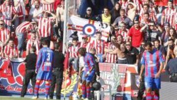 Diop, en el momento de ser abucheado con gritos racistas por una parte de la afici&oacute;n del Atl&eacute;tico.