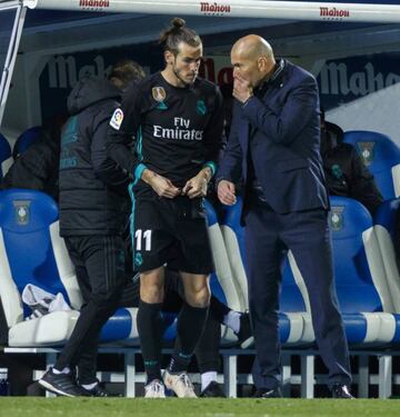 Bale gets orders from Zinedine Zidane.