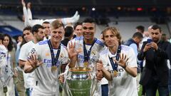 PARIS, FRANCE - MAY 28: Toni Kroos, Casemiro and Luka Modric of Real Madrid celebrate with the UEFA Champions League trophy after their sides victory during the UEFA Champions League final match between Liverpool FC and Real Madrid at Stade de France on May 28, 2022 in Paris, France. (Photo by Shaun Botterill/Getty Images) CENTROCAMPISTAS GESTO CINCO CHAMPIONS ALEGRIA CELEBRACION CAMPEONES
PUBLICADA 30/05/22 NA MA15 4COL