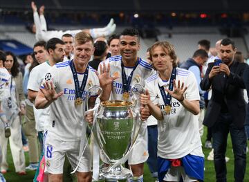 PARIS, FRANCE - MAY 28: Toni Kroos, Casemiro and Luka Modric of Real Madrid celebrate with the UEFA Champions League trophy after their sides victory during the UEFA Champions League final match between Liverpool FC and Real Madrid at Stade de France on May 28, 2022 in Paris, France. (Photo by Shaun Botterill/Getty Images) CENTROCAMPISTAS GESTO CINCO CHAMPIONS ALEGRIA CELEBRACION CAMPEONES
PUBLICADA 30/05/22 NA MA15 4COL