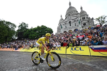 Tadej Pogacar, con el maillot amarillo de líder, pasando la ladera del Montmatre, cerca de la Basílica del Sacre-Coeur. Pogacar consiguió su 4º Tour de Francia y sigue una proyección repelta de gloria.