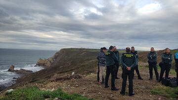 Varios agentes de la Guardia Civil en el lugar donde han hallado el cuerpo sin vida de una mujer, en el entorno del Cabo de Peñas, a 23 de diciembre de 2022, en Gozón, Asturias (España). Una persona ha localizado hoy el cuerpo sin vida de una mujer en el entorno del Cabo Peñas en Gozón, zona en la que se produjo la búsqueda de Sandra Bermejo, desaparecida el pasado 8 de noviembre. El cadáver se encuentra entre unas rocas y un equipo de emergencias ha rescatado el cuerpo con la ayuda de un helicóptero.
23 DICIEMBRE 2022;SANDRA BERMEJO;CUERPO;CRIMEN;DESCOMPOSICIÓN;CABO DE PEÑAS;DESAPARICIÓN;ROCAS;CADÁVER;CUERPO
Europa Press
23/12/2022