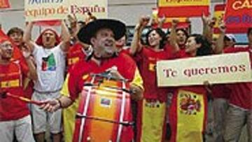 <B>LOS PUSO A CANTAR</B>. Manolo el del bombo causó furor. Fue aparecer él por el aeropuerto y revolucionar a los coreanos que estaban esperando a España. Mazo en mano y debajo de su chapela, el seguidor más fiel de la Selección acude a su sexto Mundial. Siempre voy con la ilusión de ver a España campeona, pero luego...