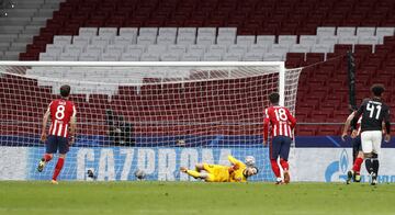 1-1. Thomas Mller marc de penalti el primer gol de los bvaros.