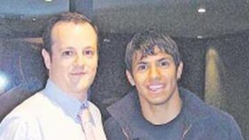 <b>GRAN DÍA. </b>Agüero, ayer, junto a un directivo de Independiente.