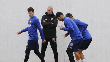 Guedes y Santi Mina.