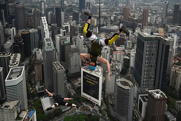 Sean Devlin salta desde la plataforma abierta de 300 metros de altura de la emblemática Torre Kuala Lumpur de Malasia durante el Salto Internacional de la Torre en Kuala Lumpur