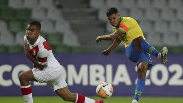 Brazil&#039;s Bruno Guimaraes, right, strikes the ball in an attempt to score against Peru during a South America Olympic qualifying U23 soccer match&nbsp;at Centenario stadium in Armenia, Colombia, Sunday, Jan. 19, 2020. (AP Photo/Fernando Vergara)