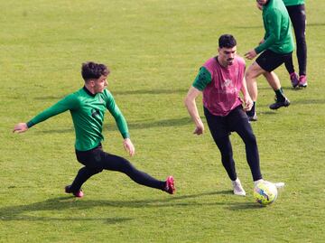 Yeray y Arturo, del Racing, entrenando en La Albericia.