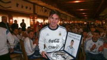 Messi posa con la placa en honor a los 100 partidos
