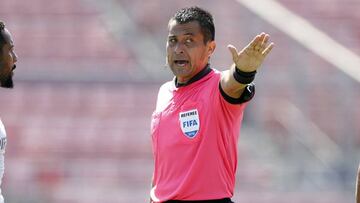 El arbitro Julio Bascunan