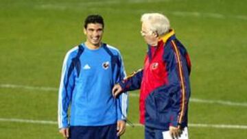 <B>FELIZ. </B>Reyes charla con Luis durante el entrenamiento de la selección.