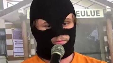Bodhi Mani Risby-Jones, en camisa naranja y pasamontañas, acompañado por la policía de Indonesia, el viernes 5 de mayo del 2023.