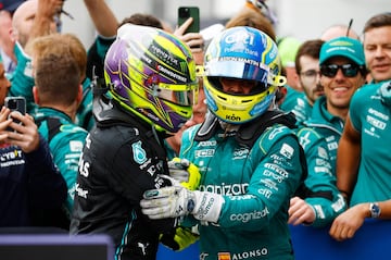 Fernando Alonso celebró su segunda plaza en el podio del Gran Premio de Canadá con todo el equipo de Aston Martin, después de una dura batalla con Lewis Hamilton en la que salió ganador.