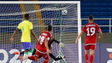 AMDEP575. CALI (COLOMBIA), 25/01/2023.- Mycael Pontes (atrás) arquero de Brasil recibe un gol de Gustavo Puerta (c) de Colombia hoy, en un partido de la fase de grupos del Campeonato Sudamericano Sub'20 entre las selecciones de Brasil y Colombia en el estadio Pascual Guerrero en Cali (Colombia). EFE/ Ernesto Guzmán Jr.
