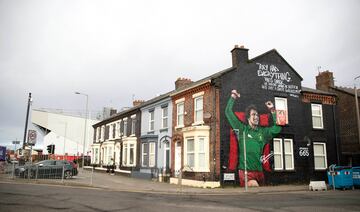 Las inmediaciones de Anfield están llenas de pinturas de los ídolos de la afición.
