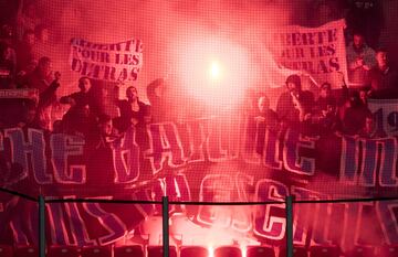 Los ultras del Olympique de Marsella con bengalas dentro del estadio de San Mamés.