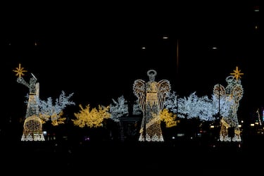 Madrid ilumina sus calles con más de 13 millones de luces LED en 240 puntos de la ciudad, destacando un árbol de 37 metros en Sol, un túnel luminoso en Gran Vía y un ángel gigante de 18 metros en Colón.