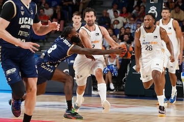 Howard Sant-Roos (UCAM Murcia) trata de cortar el avance de Sergio Llull (Real Madrid).