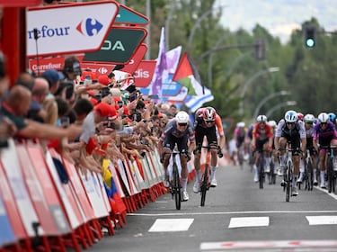 Jasper Philipsen durante el esprint de la etapa 19.