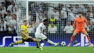 MADRID, 22/10/2024.- El delantero del Real Madrid Vinicius Jr. marca su segundo gol, cuarto del equipo blanco, durante el encuentro correspondiente a la fase regular de la Liga de Campeones entre Real Madrid y Borussia Dortmund, este martes en el estadio Santiago Bernabéu, en Madrid. EFE/Juanjo Martín