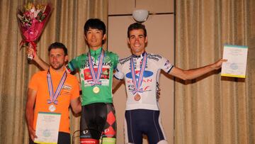 Ricardo García posa con el maillot del equipo Kinan en el podio de una prueba.