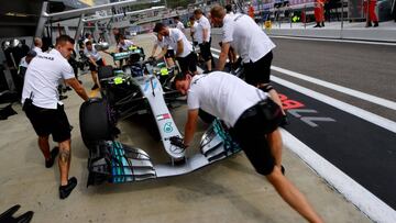 Mechanics work on the car of Mercedes&#039; Finnish driver Valtteri Bottas during the first practice session of the Formula One Russian Grand Prix at the Sochi Autodrom circuit in Sochi on September 28, 2018. (Photo by ANDREJ ISAKOVIC / AFP)