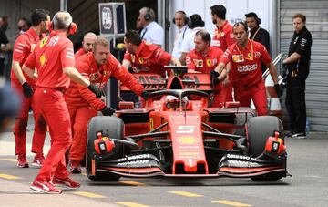 El piloto alemán de Ferrari en boxes