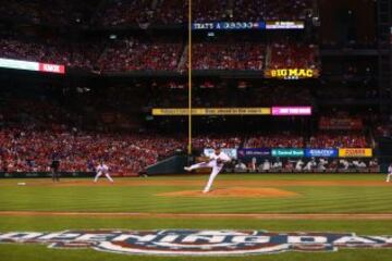 El abridor Carlos Martínez #18 de los St. Louis Cardinals.