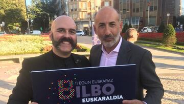 Aitor Elizegi, a la derecha de la imagen, en Bilbao.