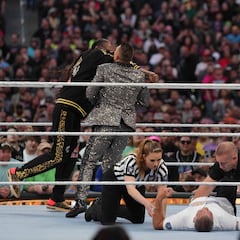 Snoop Dogg’s surprise pin on The Miz