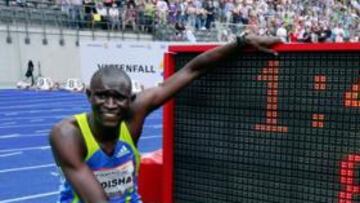 <b>EL NUEVO REY DE LOS 800 METROS. </b>El keniano David Rudisha, de la tribu masai, posa en Berlín junto al marcador que señala su récord.
