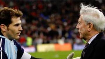 Vargas Llosa hace el saque de honor en el Bernabéu