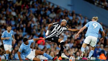 Soccer Football - Premier League - Manchester City v Newcastle United - Etihad Stadium, Manchester, Britain - August 19, 2023 Newcastle United's Joelinton in action with Manchester City's Rodri and Erling Braut Haaland Action Images via Reuters/Ed Sykes EDITORIAL USE ONLY. No use with unauthorized audio, video, data, fixture lists, club/league logos or 'live' services. Online in-match use limited to 75 images, no video emulation. No use in betting, games or single club /league/player publications.  Please contact your account representative for further details.     TPX IMAGES OF THE DAY