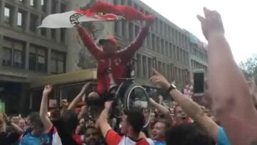 Los fans del Feyenoord alzan a este hincha en silla de ruedas