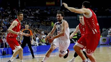 GRA570. MADRID, 10/03/2017.- El base del Real Madrid, Sergio Llull (c), entra a canasta ante la defensa del Estrella Roja de Belgrado, durante el encuentro correspondiente a la jornada 25 de la Euroliga, que disputan esta tarde en el Palacio de los Deportes de Madrid. EFE / JuanJo Martín.