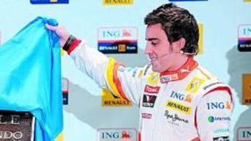 <b>LA PLACA DE SU CALLE. </b>Alonso descubrió la placa de la calle que llevará su nombre en Oviedo.