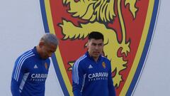 Alcorcón, debajo del escudo del Real Zaragoza, durante el entrenamiento de esta tarde. Detrás, Quinteros.