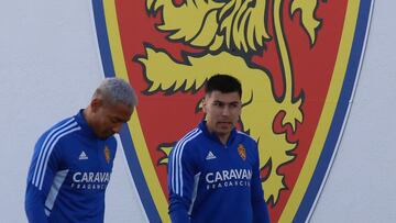 Alcorcón, debajo del escudo del Real Zaragoza, durante el entrenamiento de esta tarde. Detrás, Quinteros.