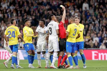 El enfrentamiento de Vinicius con Fali terminó con una tarjeta amarilla para cada uno. El jugador del Real Madrid le recriminaba al central del Cádiz un codazo sobre Rodrygo.