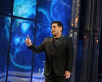 Actuaci¨®n de Maradona en el teatro San Carlo de N¨¢poles.