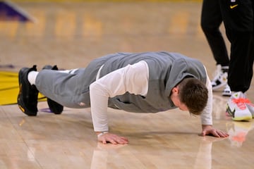 Luka Doncic durante el calentamiento previo al partido frente a los Utah Jazz.