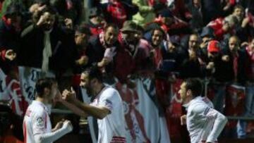 Iborra y Juan Muñoz, goleadores, celebran el 0-2 con Cristóforo.
