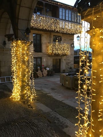 Así de bonito lució la iluminación del pueblo zamorano de Puebla de Sanabria durante el ensayo general tras ganar el concurso navideño de Ferrero Rocher para ser la localidad mejor iluminada de España.