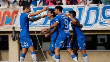 Futbol, Union San Felipe vs Universidad Catolica.
Tercera Ronda Copa Chile 2022.
El jugador de Universidad Catolica Fernando Zampedri celebra con sus companeros su gol contra Union San Felipe durante el partido por Copa Chile 2022 en el estadio Lucio Farina de Quillota, Chile.
18/06/2022
Raul Zamora/Photosport
Football, Union San Felipe vs Universidad Catolica.
Thrird phase Copa Chile championship 2022.
Universidad Catolica’s player Fernando Zampedri celebrates with teammates after scoring against Union San Felipe during the Copa Chile football match held at the Lucio Farina stadium in Quillota, Chile.
18/06/2021
Raul Zamora/Photosport