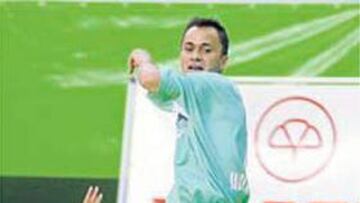 <b>ACOSO. </b>Marquinho lo intenta ante Gus y Fernando.