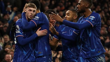 Cole Palmer, que ha sido inscrito por el Chelsea para la segunda fase de la Conference, celebra un gol con sus compañeros del Chelsea.