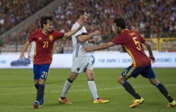 0-2. David Silva celebro el segundo gol con Sergio Busquets.