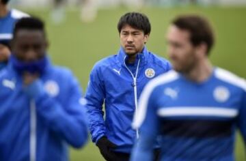 El futbolista japonés Shinji Okazakin participa en un entrenamiento del equipo celebrado en Leicester 