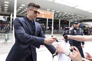 Robert Lewandowski firmando autógrafos a su llegada a Barajas.